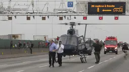 Gubernur Rio de Janeiro Wilson Witzel mengepalkan tinjunya saat tiba dengan helikopter di lokasi penyenderaan sebuah bus di jembatan yang menghubungkan Kota Niteroi dengan Rio de Janeiro, Brasil, Selasa (20/8/2019). Penyandera tidak mengajukan tuntutan khusus. (Ricardo Cassiano/Agencia O Dia via AP)