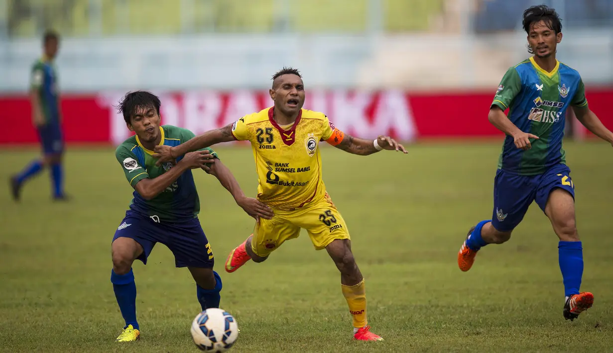 Pemain Sriwijaya FC, Titus Bonai, berusaha melewati pemain Gresik United, Samsul Arifin, pada laga Piala Jenderal Sudirman di Stadion Kanjuruhan, Malang, Kamis (19/11/2015). Sriwijaya berhasil menang 1-0. (Bola.com/Vitalis Yogi Trisna)