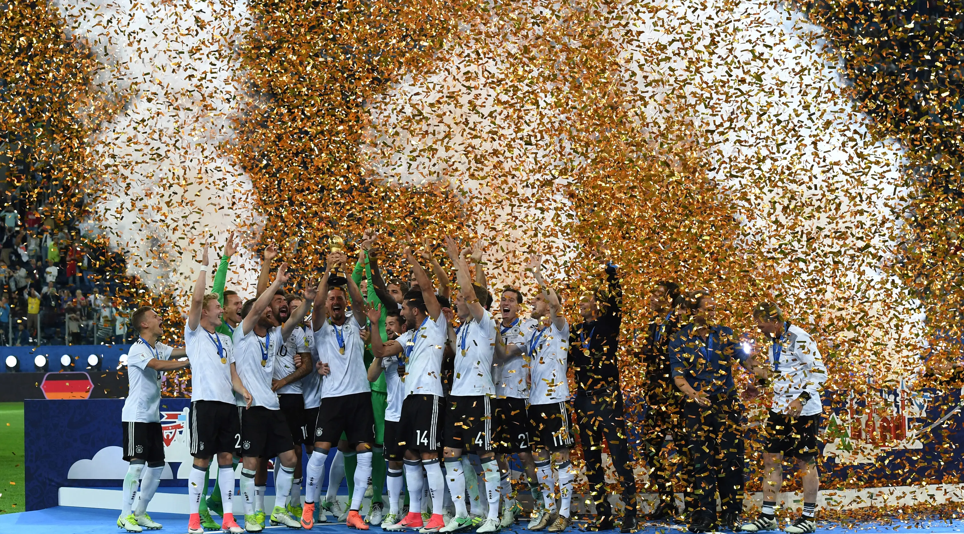 Pemain Jerman mengangkat trofi saat merayakan kemenangannya dalam final Piala Konfederasi 2017 di Stadion Saint Petersburg, Rusia (2/7). Gol tunggal tersebut berhasil dicetak oleh pemain Jerman, Lars Stindl. (AFP Photo/Patrik Stollarz)