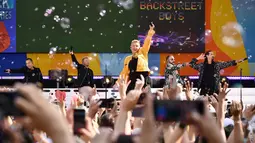 Aksi panggung Backstreet Boys saat menghibur penonton  ABC "Good Morning America" di SummerStage di Rumsey Playfield, Central Park, New York (13/7). (AFP Photo/Michael Loccisano)