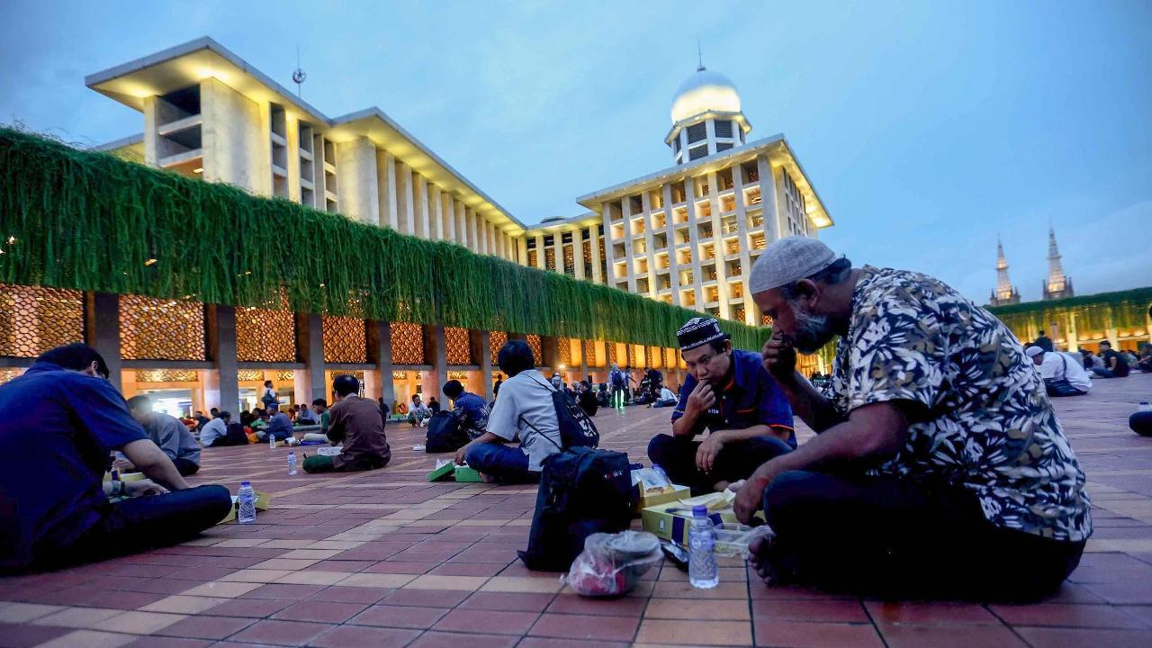 FOTO: Ribuan Jemaah Berbuka Puasa di Masjid Istiqlal pada Hari Pertama Ramadan