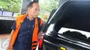Mantan Wali Kota Cimahi yang juga suami dari Wali Kota nonaktif Cimahi saat ini Itoc Tochija keluar dari mobil tahanan untuk diperiksa di Gedung KPK, Jakarta, Jumat (13/1). (Liputan6.com/Helmi Afandi)