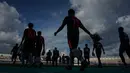 <p>Pemain Persita Tangerang dan pemain PSM Makassar memasuki lapangan saat pertandingan persahabatan antara Persita Tangerang melawan PSM Makassar di Indomilk Arena, Tangerang, Rabu (01/06/2022). Pertandingan berakhir dengan skor imbang 1-1. (Bola.com/Bagaskara Lazuardi)</p>