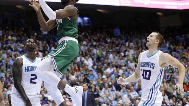 Pemain Celtics Jaylen Brown (baju hijau) melakukan layup saat melawan Celtics (AP)