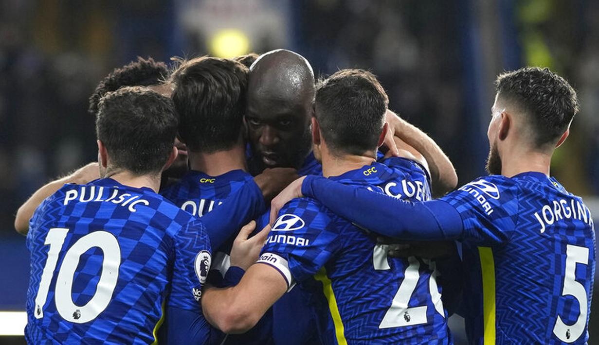 Pemain Chelsea Romelu Lukaku (tengah) merayakan bersama rekan satu timnya usai mencetak gol ke gawang Brighton pada pertandingan sepak bola Liga Inggris di Stadion Stamford Bridge, London, Inggris, 29 Desember 2021. Pertandingan berakhir 1-1. (AP Photo/Alastair Grant)
