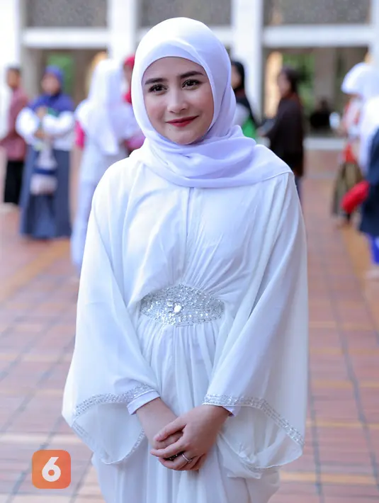Di bulan Ramadan ini, Prilly Latuconsina berusaha untuk selalu menebar kebaikan. Bersama beberapa artis, Prilly terlihat hadir dalam acara untuk mencintai Alquran. (Deki Prayoga/Bintang.com)