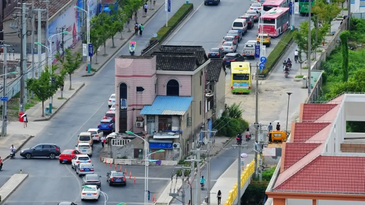 14 Tahun Bertahan di Tengah Jalan, Rumah Ini Akhirnya Digusur