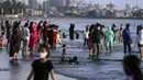 Orang-orang menghabiskan sore di Pantai Juhu, Mumbai, India, Selasa (24/8/2021). India mencatat penambahan 14.419 kasus positif COVID-19 pada 24 Agustus 2021. (AP Photo/Rafiq Maqbool)