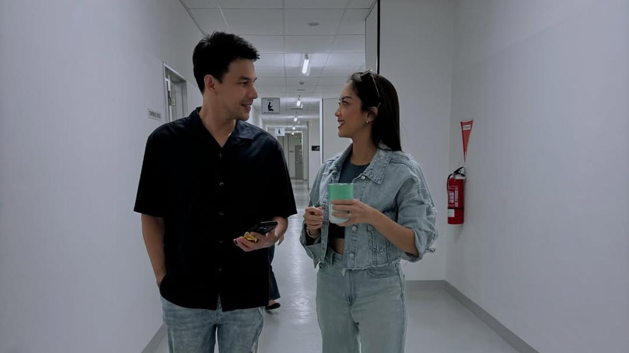 Jonathan Frizzy dan Ririn Dwi Ariyanti