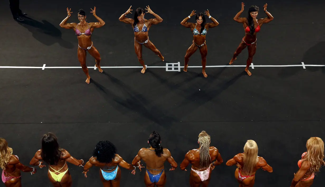 Sejumlah binaraga wanita memamerkan otot mereka saat penilaian pada kontes binaraga Arnold Classic Europe di Madrid, Spanyol, Jumat (25/9/2015). (Reuters/Susana Vera)