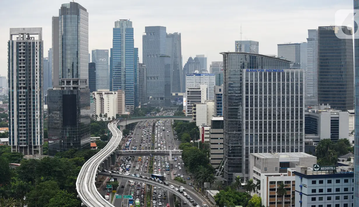 Suasana proyek pembangunan LRT Jabodebek di kawasan Jalan Gatot Soebroto, Jakarta, Senin (3/2/2020). Pembangunan LRT yang ditargetkan selesai Juli 2021 mundur dari jadwal dan dipercepat penyelesaiannya pada Desember 2021. (Liputan6.com/Fery Pradolo)