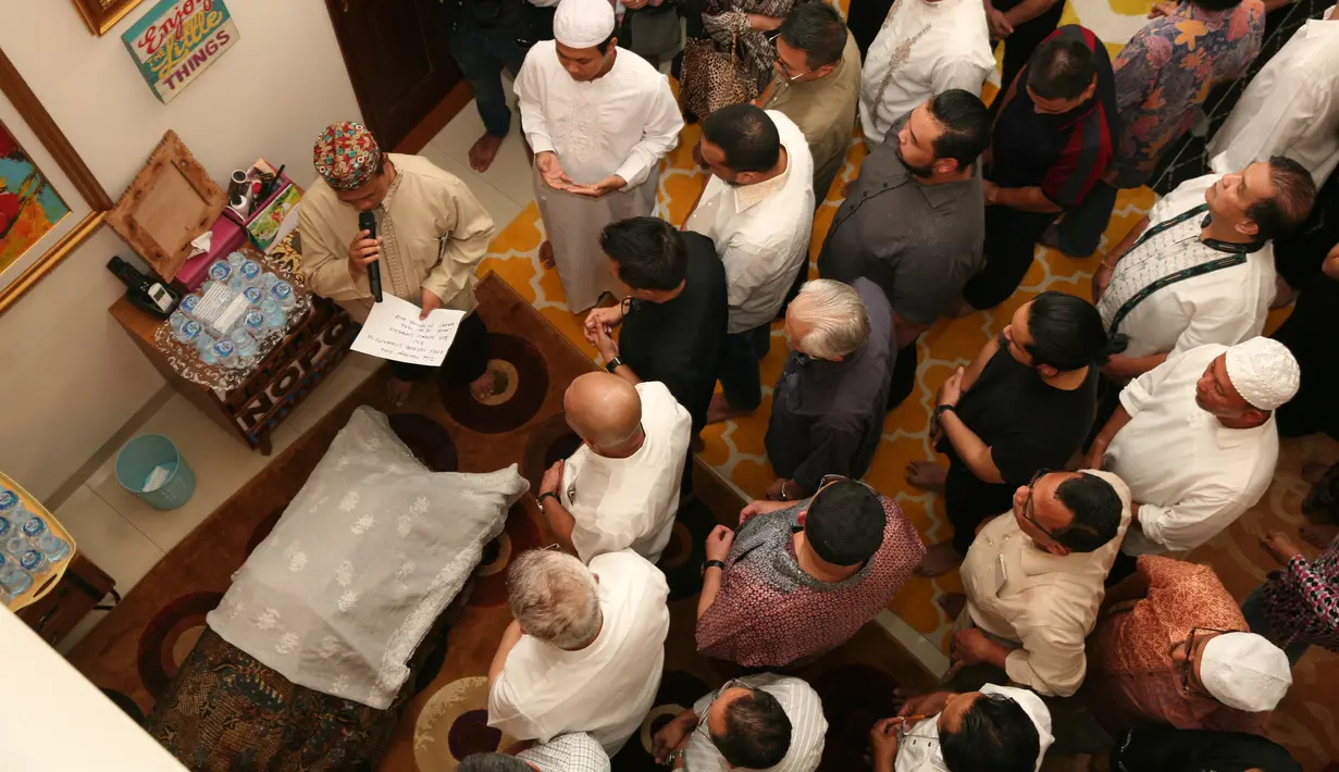Ungkapan duka dan kesedihan mendalam tidak hanya dari pihak keluarga, tapi juga para pelayat yang hadir. Aktor lawas Jajang C. Noer, Anwar Fuadi, dan beberapa kerabat lainnya meneteskan air mata. (Nurwahyunan/Bintang.com)