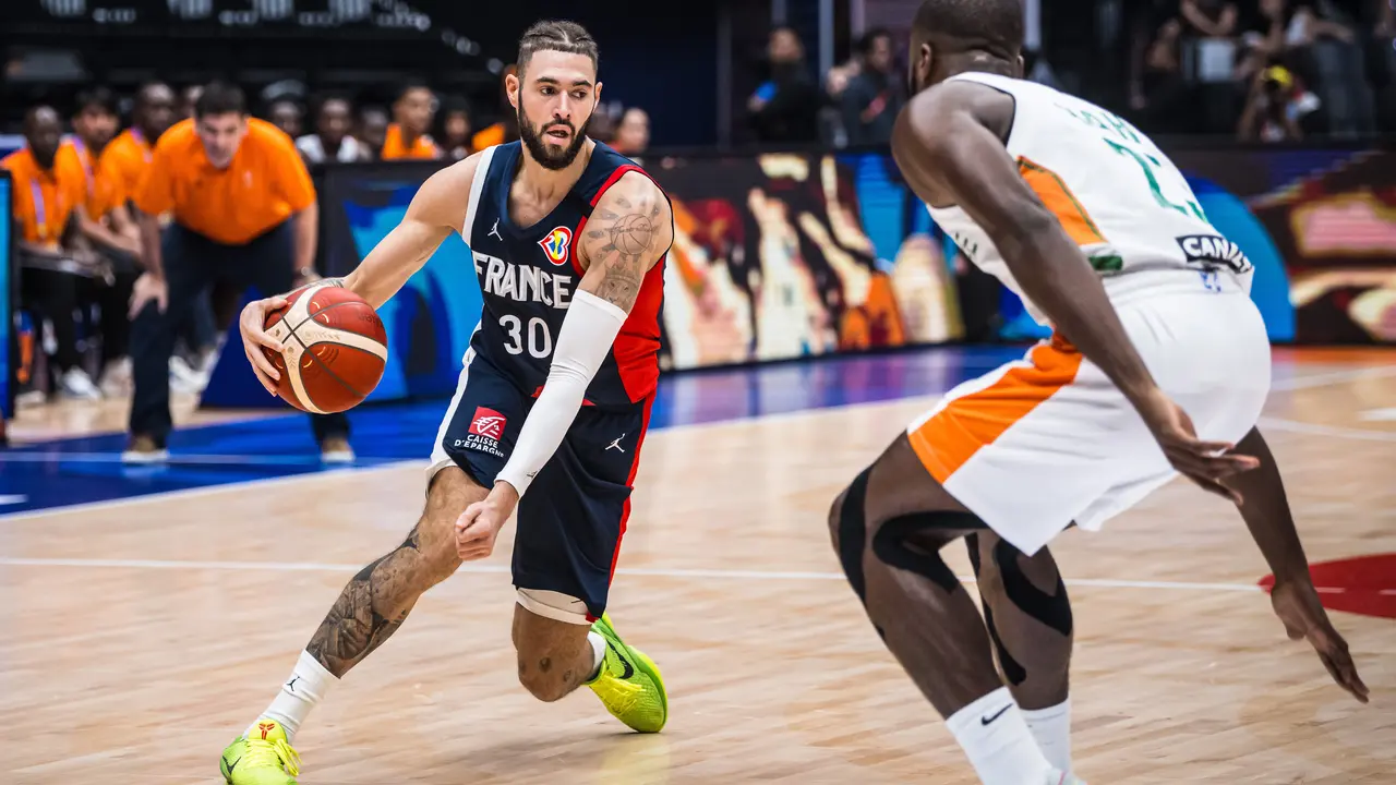 Aksi sengit Prancis melawan Pantai Gading di FIBA World Cup 2023