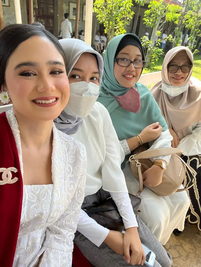 Potret Kebaya Merah Putih Tissa Biani