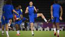 Gelandang Prancis #14 Adrien Rabiot (Tengah) mengikuti sesi latihan jelang melawan Inggris pada Perempatfinal Piala Dunia 2022, di Stadion Al Sadd SC di Doha, Jumat (9/12/2022).  Inggris terakhir kali merasakan juara di Piala Dunia 1966. Sedangkan Prancis adalah juara bertahan di Piala Dunia 2018 lalu. (FRANCK FIFE / AFP)