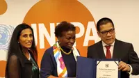 Perwakilan BKKBN menerima penghargaan Kependudukan dari PBB. 
PBB menilai Indonesia telah memberikan kontribusi yang luar biasa dan kesadaran terhadap isu kependudukan serta solusi yang telah dilakukan. (Dok: BKKBN)