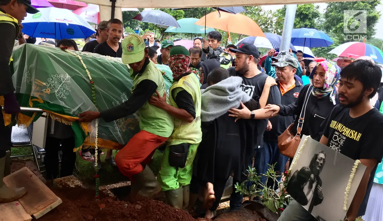 Suasana saat keluarga dan kerabat akan memakamkan musikus Yockie Suryo Prayogo di TPU Karet Bivak, Jakarta, Senin (5/2). Yockie meninggal akibat mengidap penyakit komplikasi. (Liputan6.com/Immanuel Antonius)