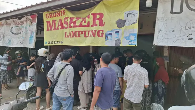 Warga Bandar Lampung Panik, Masker Diburu hingga Antre Panjang akibat Abu Vulkanik Krakatau