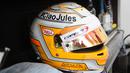 Helm rekan satu tim Rio Haryanto, Arthur Pic, dengan tagar #Ciao Jules. (Bola.com/Reza Khomaini)