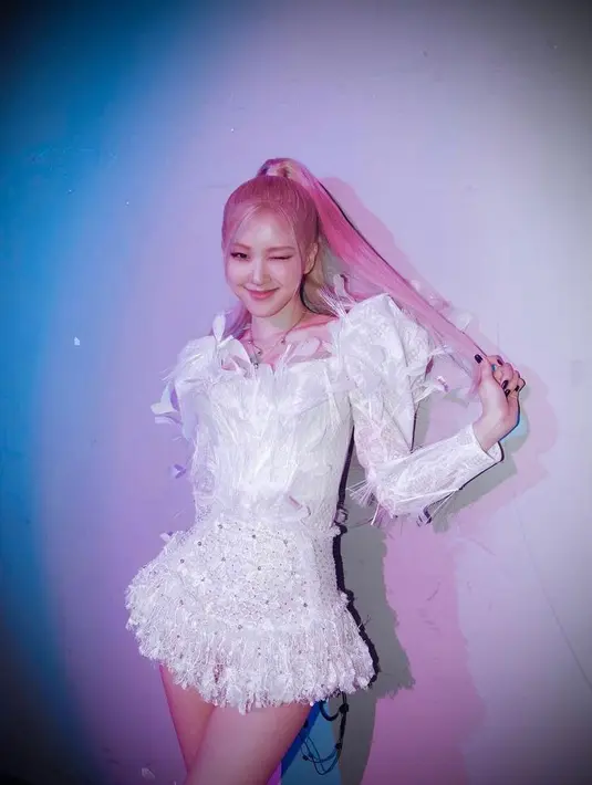 Selalu diminati, gaya high ponytail yang terlihat chic memang cocok untuk segala suasana. (Instagram/roses_are_rosie).