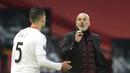 Pelatih AC Milan, Stefano Pioli menginstruksikan bek Diogo Dalot saat bertanding melawan Manchester United pada pertandingan leg pertama babak 16 besar Liga Europa di Old Trafford, Inggris, Jumat (12/3/2021). Hasil ini penting bagi AC Milan dalam format duel dua leg. (AP Photo/Dave Thompson)