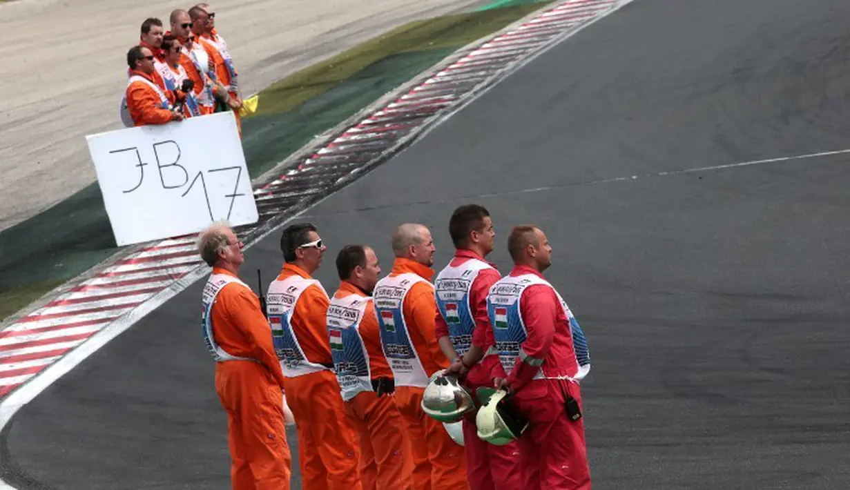 Marshal balapan membawa tulisan JB17 sebagai penghormatan kepada Jules Bianchi. (AFP PHOTO/Ferenc Isza)