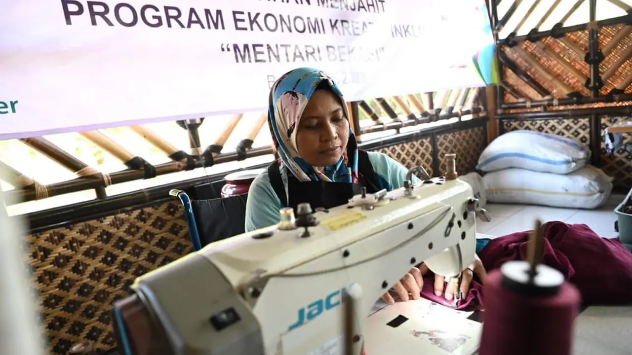 UMKM Sahabat Sandi memberikan bantuan mesin jahit obras benang kepada komunitas Anggrek Karya Cacat Berkreasi (KCB). Diharapkan para penyandang disabilitas dapat memanfaatkan program pelatihan dengan baik dan bisa mandiri (Istimewa)