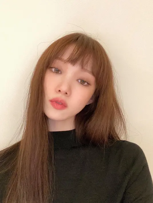 Lee Sung Kyung secara terbuka berkencan dengan aktor Nam Joo Hyuk selama empat bulan. Namun, mereka memutuskan untuk berpisah dengan alasan kesibukan. (FOTO: instagram.com/heybiblee/)