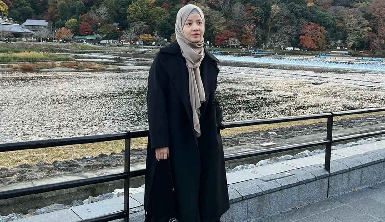 Tak heran bila sosok pemain film Radio Galau FM ini mendapatkan banyak pujian dalam berbagai kesempatan. Tidak sedikit yang suka dengan gaya fashion Natasha Rizky saat liburan ke Jepang.(Liputan6.com/IG/@natasharizkynew)