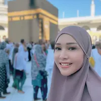 Melihat penampilan Maia Estianty dengan wajah glowing saat jalani ibadah Umroh (@maiaestiantyreal)