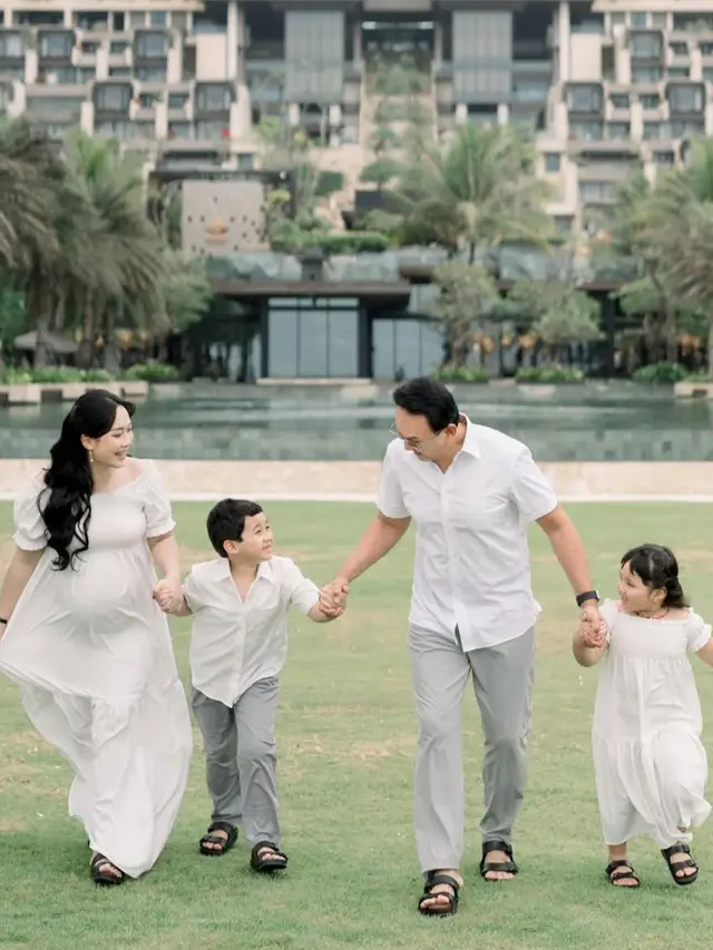 Puput Nastiti Devi Istri Ahok hamil anak ke-3 terlihat saat pemotretan. [@btpnd]