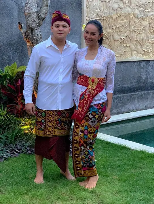 Egat terlihat mengunggah foto bersama Kalina di akun Instagram miliknya. Egat dan Kalina terlihat menggunakan pakaian tradisional dari Bali dengan nuansa berwarna putih. (Liputan6.com/egatsacawijaya)