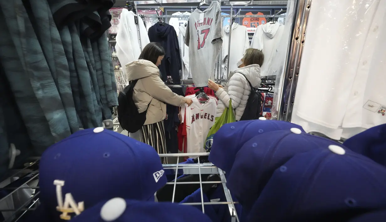 Pada hari Senin (11/12/2023), Ohtani secara resmi menandatangani kontrak 10 tahun senilai $700 atau sekitar Rp 10.8 triliun dengan Dodgers. (AP Photo/Eugene Hoshiko)