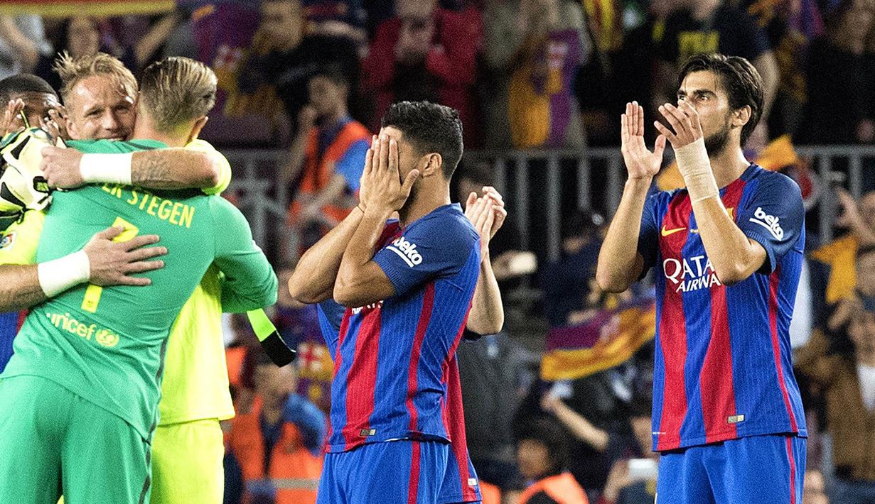 Sejumlah pemain Barcelona tampak kecewa usai pertandingan melawan Eibar pada laga pekan terakhir La Liga di Camp Nou, Minggu (21/5/2017). Barcelona menang 4-2. (EPA/Marta Perez)