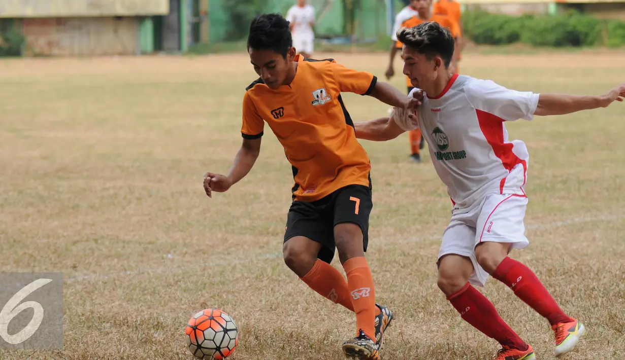 Pesepakbola Persipasi Bandung Raya (PBR), Kim Jeffrey Kurniawan (kanan) berebut bola dengan pemain Villa 2000 saat laga ujicoba di Stadion Lebak Bulus, Jakarta, Sabtu (22/8/2015). PBR unggul 1-0 atas Villa 2000. (Liputan6.com/Helmi Fithriansyah)