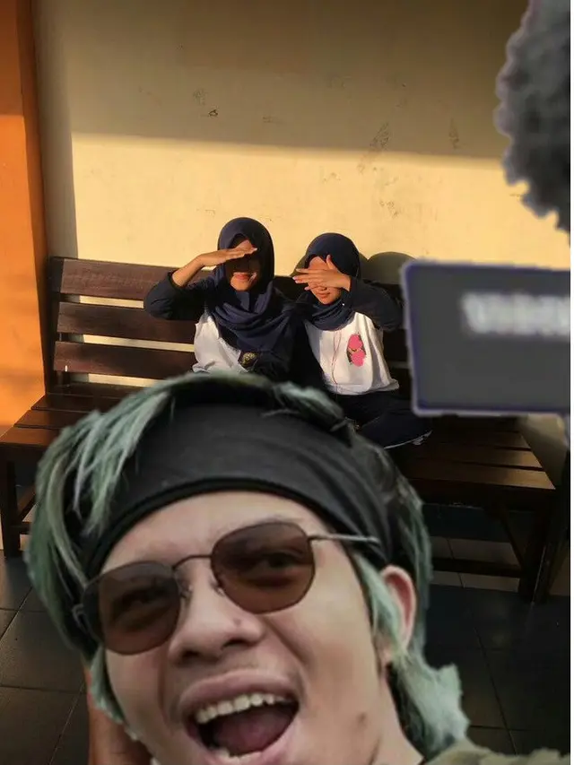 Wanita Ini Minta Diedit Foto Agar Hilangkan Bola, 6 Hasilnya Bikin Cengengesan