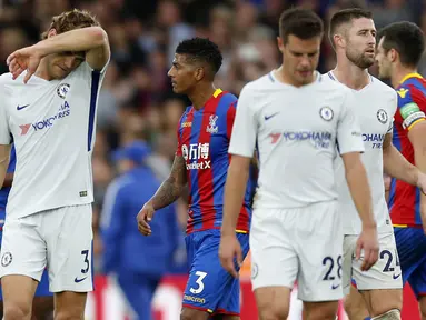 Para pemain Chelsea tampak lesu usai ditaklukkan Crystal Palace pada laga Premier League di Stadion Selhurst Park, Sabtu (14/10/2017). Crystal Palace menang 2-1 atas Chelsea. (AFP/Ian Kington)