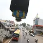 Closed Circuit Television (CCTV) terpasang di jembatan penyeberangan orang (JPO) Jalan Otista, Jakarta, Kamis (14/9). Ditlantas Polda Metro berencana menerapkan sistem tilang bagi pelanggaran lalu lintas menggunakan CCTV. (Liputan6.com/Immanuel Antonius)