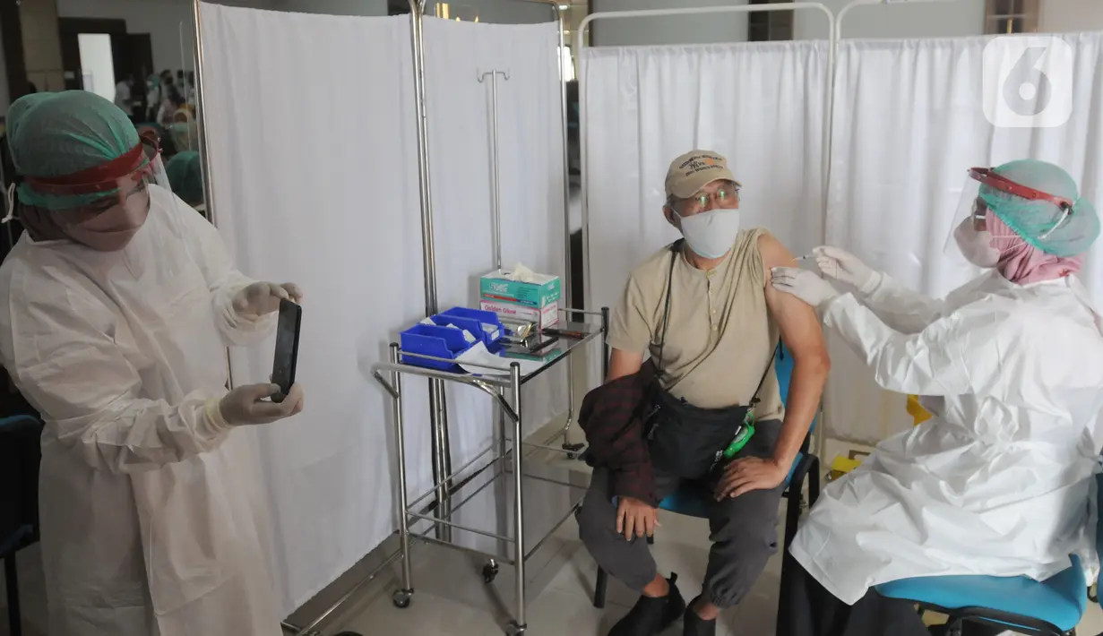 Tenaga kesehatan menyuntikkan vaksin COVID-19 dosis ketiga saat vaksinasi booster COVID-19 di RSUD Tangerang Selatan, Rabu (12/1/2022). Lebih dari 60 warga lanjut usia (lansia) Tangsel mendapatkan vaksinasi lanjutan (booster) COVID-19 dengan jenis Pfizer. (merdeka.com/Arie Basuki)
