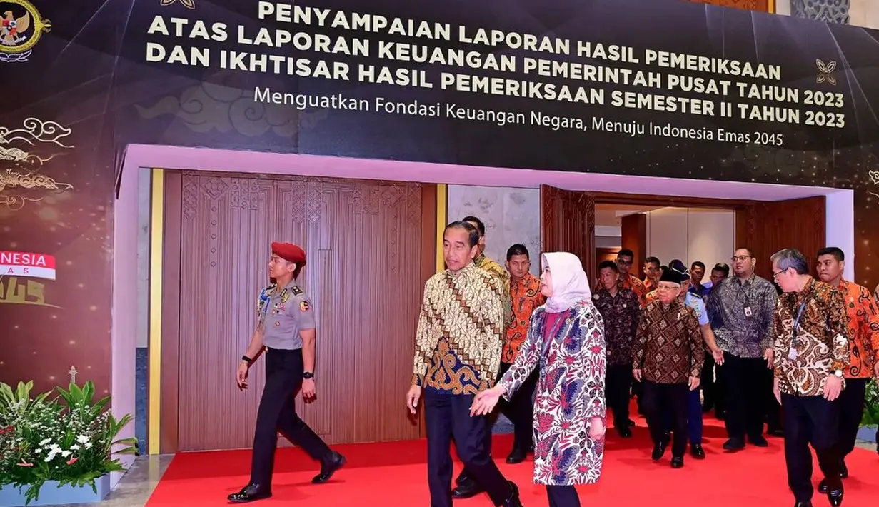 Atau inspirasi tampil dengan batik bernuansa kekuningan ala Presiden Jokowi berikut ini. [Foto: Instagram/jokowi]