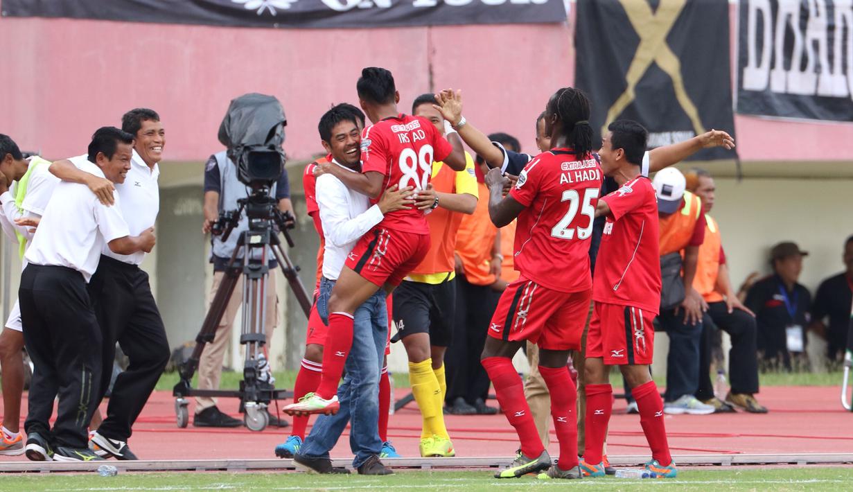 Pemain Semen Padang, Irsyad Maulana, merayakan gol kedua yang dicetaknya ke gawang Mitra Kukar bersama pelatih Nil Maizar pada lanjutan Grup D Piala Jenderal Sudirman 2015 di Stadion Manahan, Solo, Selasa (15/12/2015). (Bola.com/Nicklas Hanoatubun)