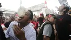 Aktor Tora Sudiro, Vino G Bastian dan Indro Warkop mengikuti lomba makan kerupuk pada Festival Kalimalang di Jakarta, Kamis (17/8). Mereka menghadiri festival Kalimalang dalam rangka promo film Warkop DKI: Reborn Part 2. (Liputan6.com/Herman Zakharia)