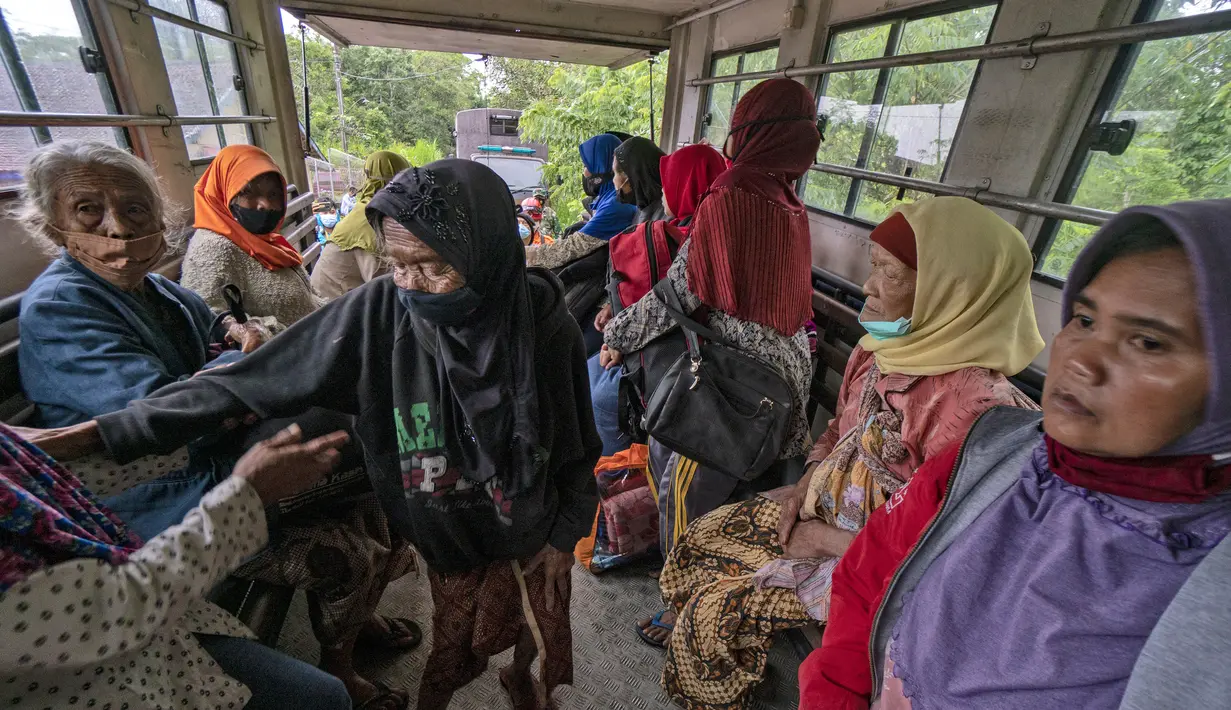 Warga  naik truk saat dievakuasi dari rumah mereka setelah letusan Gunung Merapi di Sleman, Yogyakarta (27/1/2021). Puluhan orang, sebagian besar lansia, tinggal dalam jarak beberapa kilometer dari kawah paling aktif di negara itu telah dievakuasi ke barak yang didirikan. (AP Photo/ Kasan Kurdi)