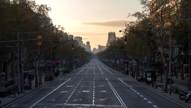 Sebuah jalan terlihat kosong di Barcelona, Spanyol, Minggu (15/3/2020). Pandemi virus corona COVID-19 membuat pemerintah Spanyol memberlakukan lockdown mulai 14 Maret 2020. (AP Photo/Joan Mateu)