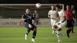 Pemain PS Sleman, Saddam Emiruddin Gaffar (kanan) berebut bola dengan Persib Bandung, Dedi Kusdinar dalam laga leg kedua semifinal Piala Menpora 2021 di Stadion Manahan, Solo, Senin (19/4/2021). (Bola.com/Ikhwan Yanuar)