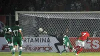 Striker Timnas Indonesia, Boaz Solossa mencetak gol ke gawang Timnas Arab Saudi dalam laga Grup C Kualifikasi Piala Asia 2015 di Stadion Utama Gelora Bung Karno, Jakarta pada Maret 2023. (AFP/Bay Ismoyo)