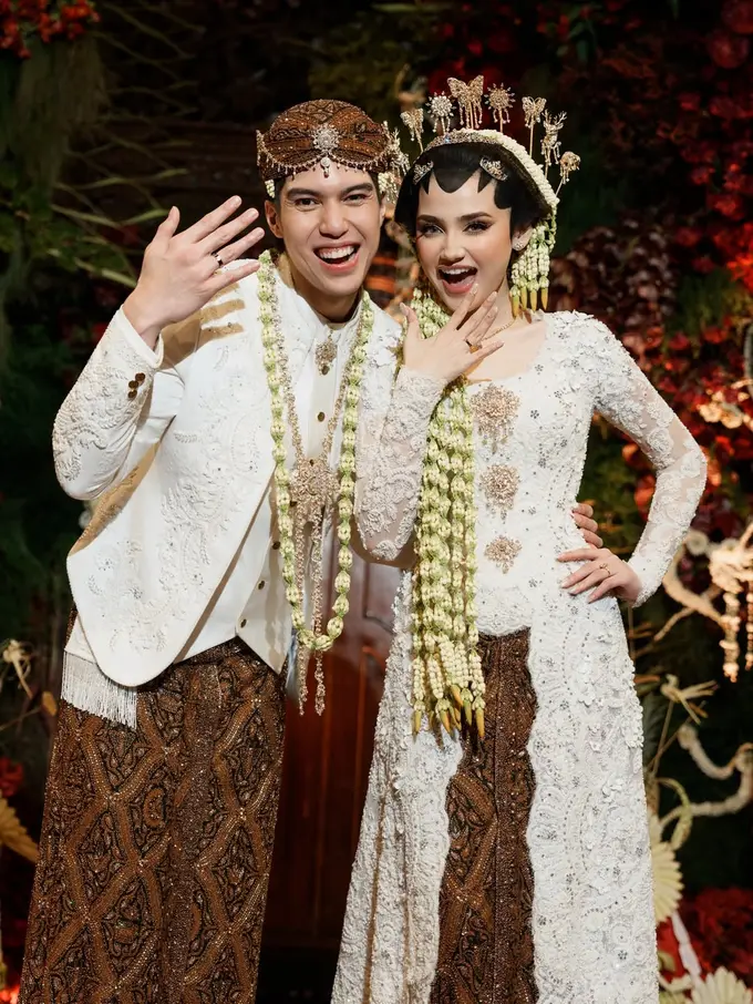 Resmi Jadi Suami Istri, Gaya Akad Nikah El Rumi dan Syifa Hadju Dibalut Busana Pengantin Adat Jawa yang Penuh Makna