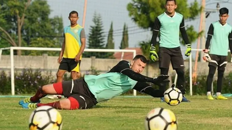 Kiper Arema FC asal Serbia Srdjan Ostojic