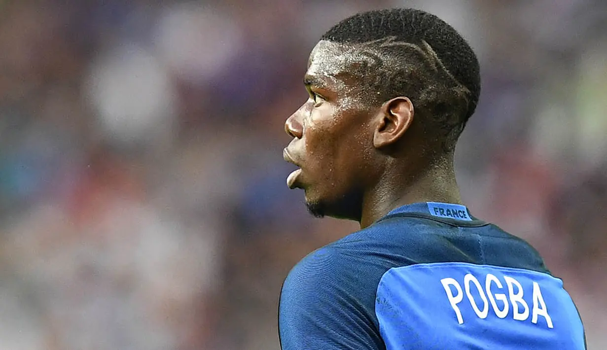 2. Paul Pogba (Prancis), bintang Juventus ini bergaya dengan model rambut yang ada inisial namanya Pogba, gaya rambut eksentrik memang sering digunakan oleh gelandang tengah ini. (AFP/Franck Fife) 