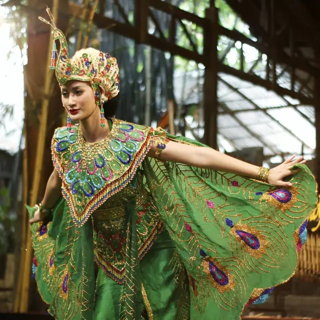 Potret Ayu Maulida Saat Kenakan Kostum Tari Merak. (Sumber: Instagram/ayumaulida97)